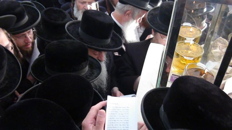 בניו, האדמו"רים, עלו לקבר בהר-הזיתים ● תיעוד מיוחד