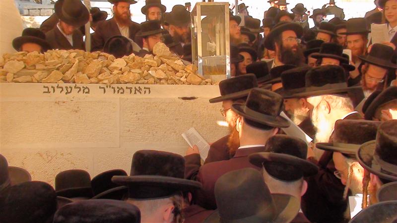בניו, האדמו"רים, עלו לקבר בהר-הזיתים ● תיעוד מיוחד