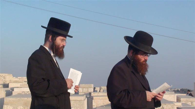בניו, האדמו"רים, עלו לקבר בהר-הזיתים ● תיעוד מיוחד