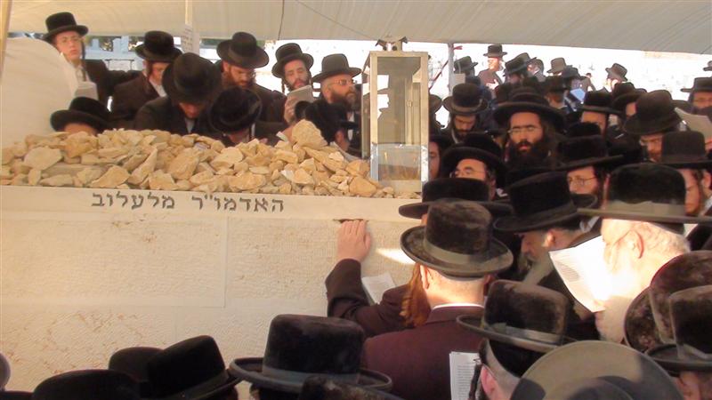 בניו, האדמו"רים, עלו לקבר בהר-הזיתים ● תיעוד מיוחד
