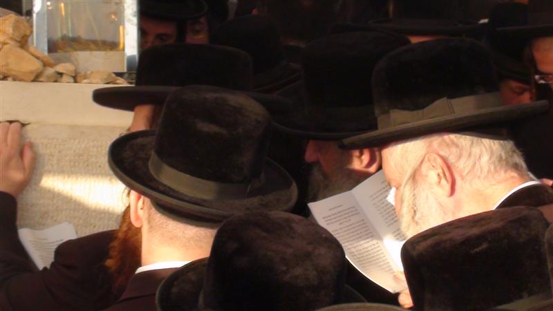 בניו, האדמו"רים, עלו לקבר בהר-הזיתים ● תיעוד מיוחד