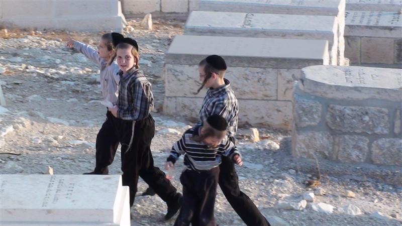 בניו, האדמו"רים, עלו לקבר בהר-הזיתים ● תיעוד מיוחד