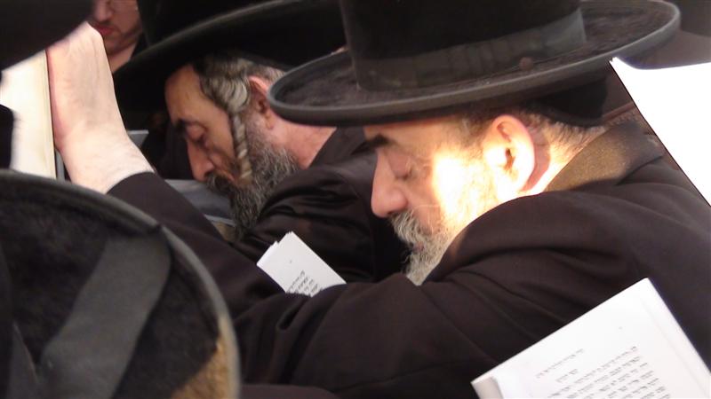 בניו, האדמו"רים, עלו לקבר בהר-הזיתים ● תיעוד מיוחד