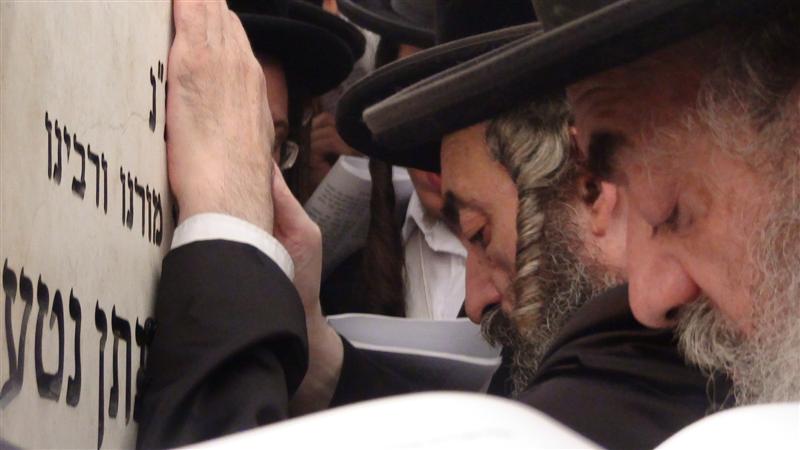 בניו, האדמו"רים, עלו לקבר בהר-הזיתים ● תיעוד מיוחד