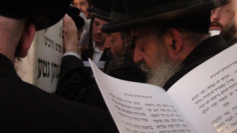 בניו, האדמו"רים, עלו לקבר בהר-הזיתים ● תיעוד מיוחד