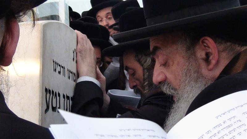 בניו, האדמו"רים, עלו לקבר בהר-הזיתים ● תיעוד מיוחד