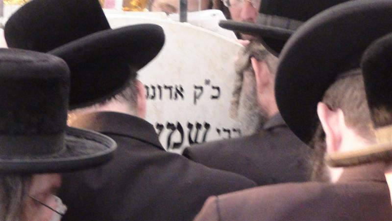 בניו, האדמו"רים, עלו לקבר בהר-הזיתים ● תיעוד מיוחד