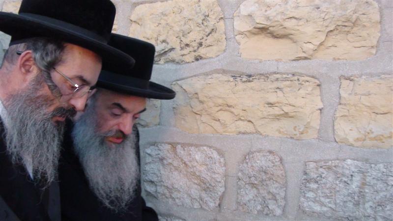 בניו, האדמו"רים, עלו לקבר בהר-הזיתים ● תיעוד מיוחד