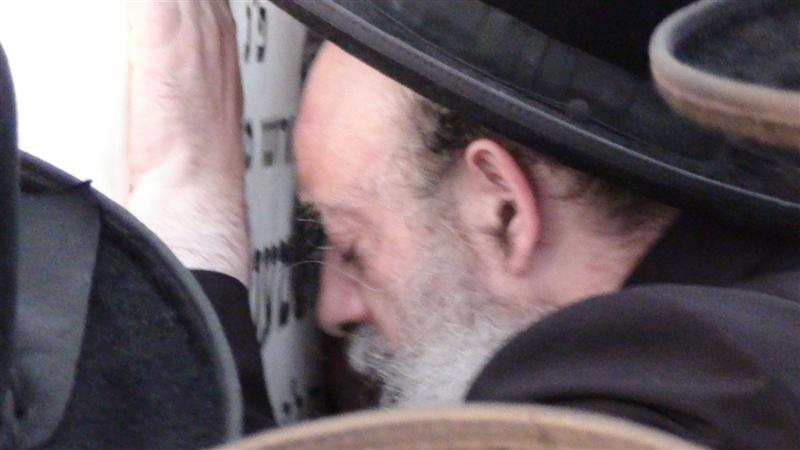 בניו, האדמו"רים, עלו לקבר בהר-הזיתים ● תיעוד מיוחד