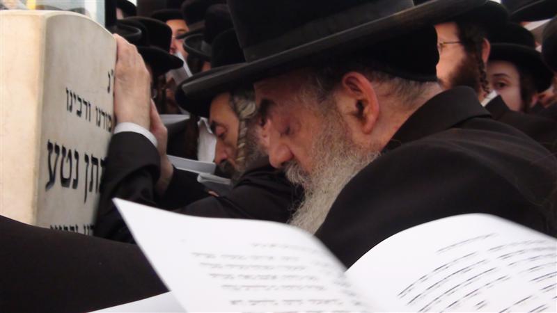 בניו, האדמו"רים, עלו לקבר בהר-הזיתים ● תיעוד מיוחד