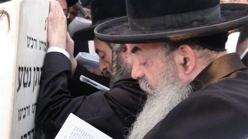 בניו, האדמו"רים, עלו לקבר בהר-הזיתים ● תיעוד מיוחד