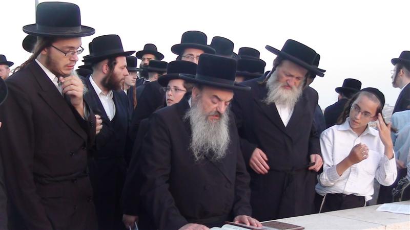 בניו, האדמו"רים, עלו לקבר בהר-הזיתים ● תיעוד מיוחד