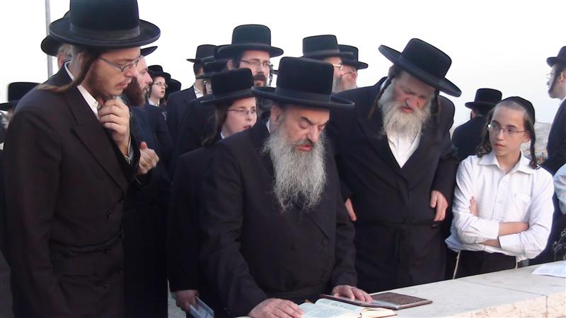 בניו, האדמו"רים, עלו לקבר בהר-הזיתים ● תיעוד מיוחד