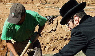 ליפא מניח אבן