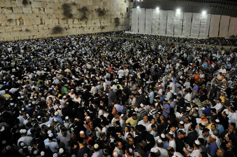 סליחות אחרונות לתשע"א: מרן הגר"ע ורבבות בכותל