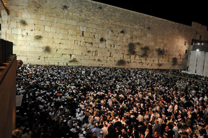 סליחות אחרונות לתשע"א: מרן הגר"ע ורבבות בכותל