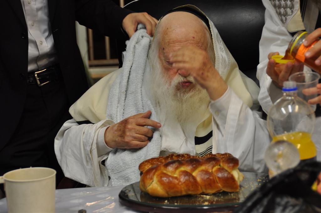 תיעוד מיוחד: הגר"ח קנייבסקי במוצאי יום כיפור