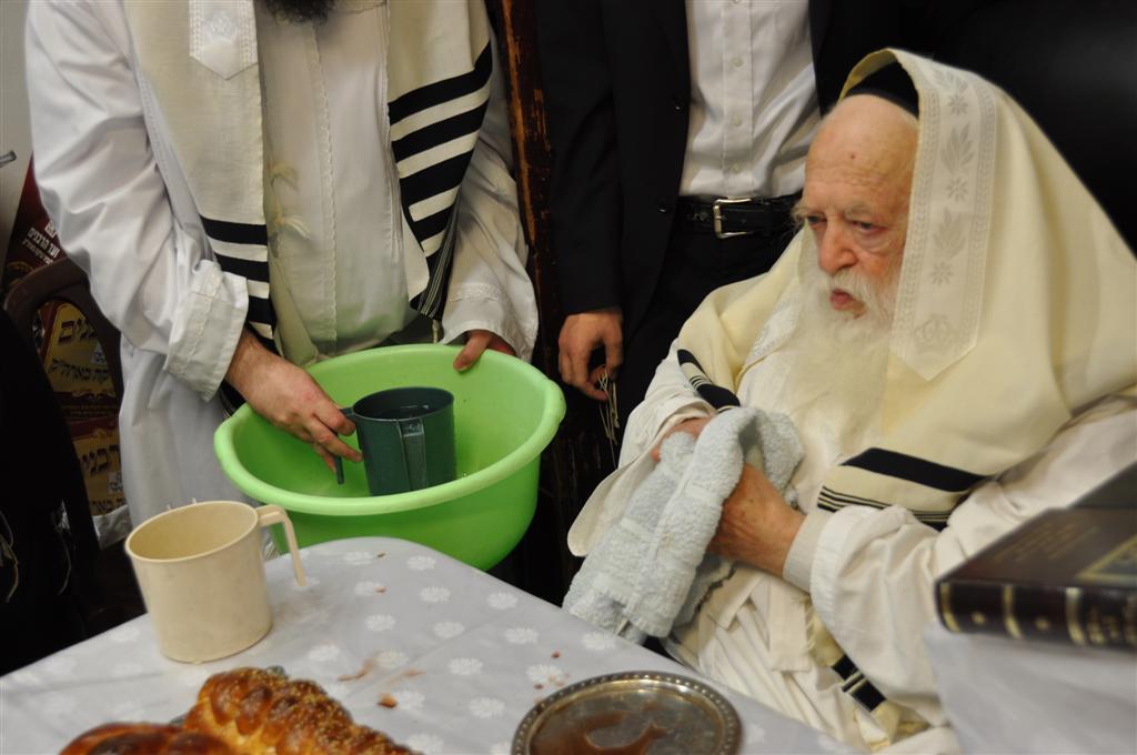 תיעוד מיוחד: הגר"ח קנייבסקי במוצאי יום כיפור