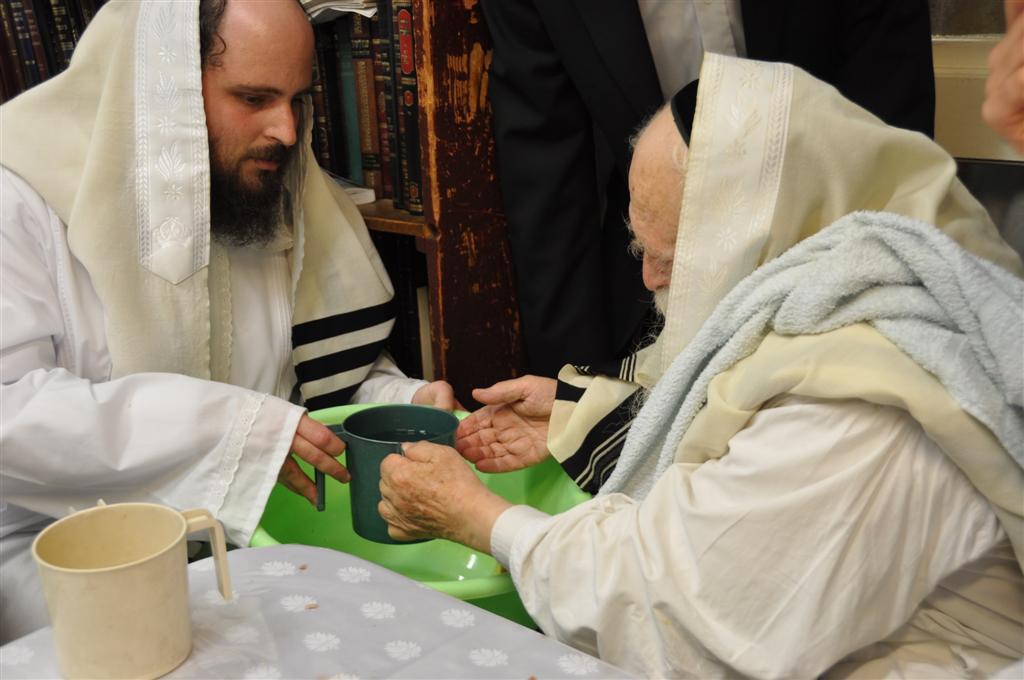 תיעוד מיוחד: הגר"ח קנייבסקי במוצאי יום כיפור