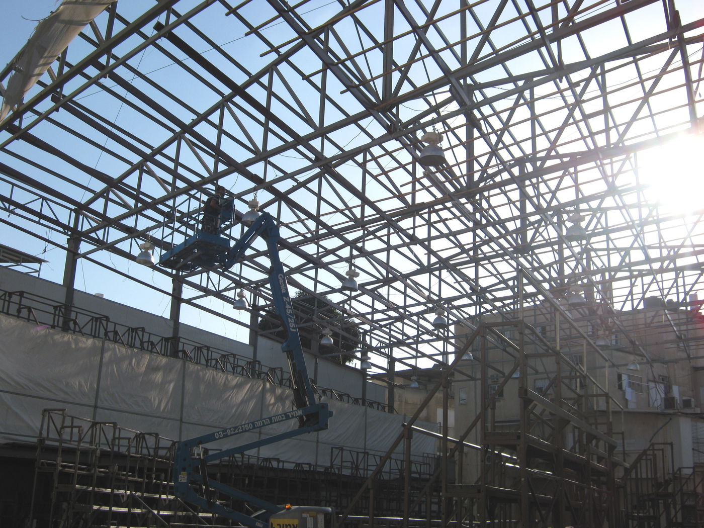 חסידות ויז'ניץ בונה את הסוכה הגדולה בעולם