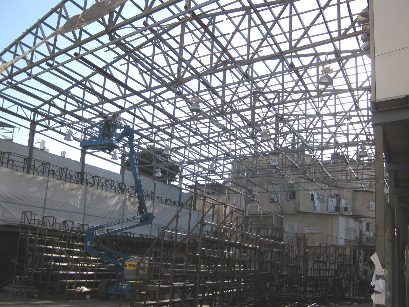 חסידות ויז'ניץ בונה את הסוכה הגדולה בעולם