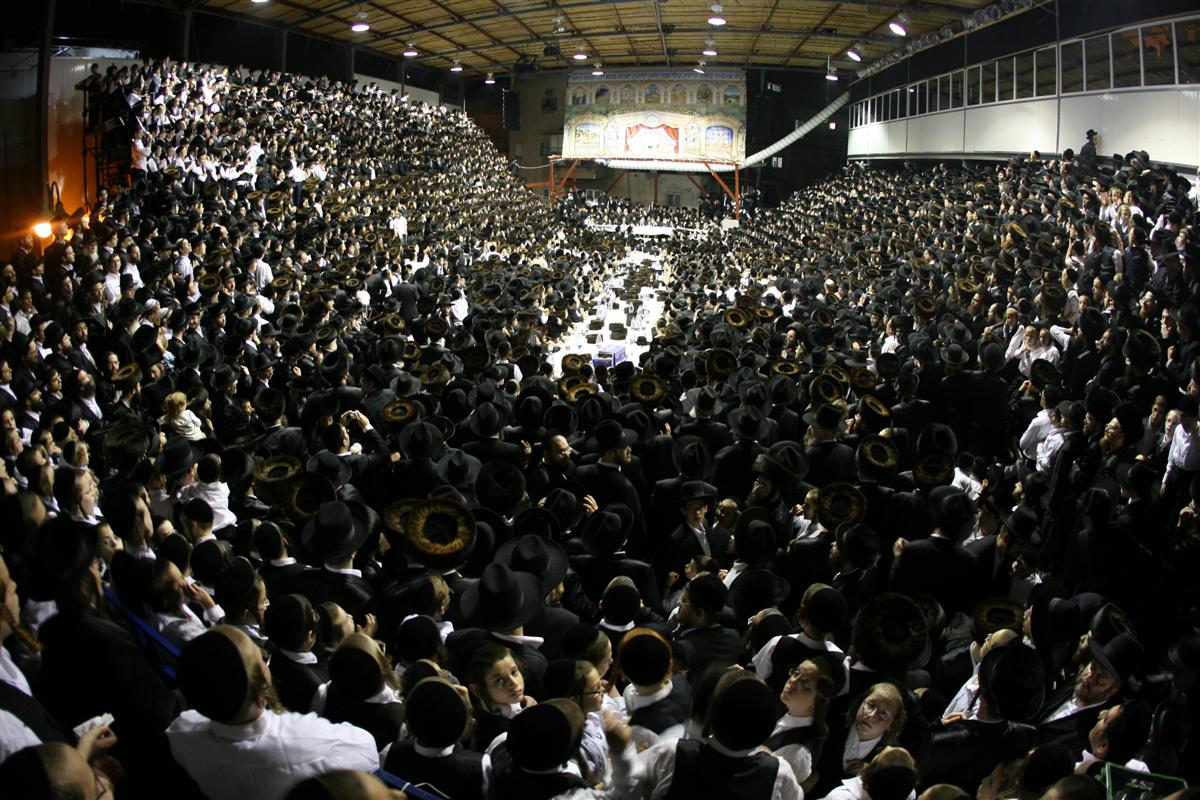 חסידות ויז'ניץ בונה את הסוכה הגדולה בעולם