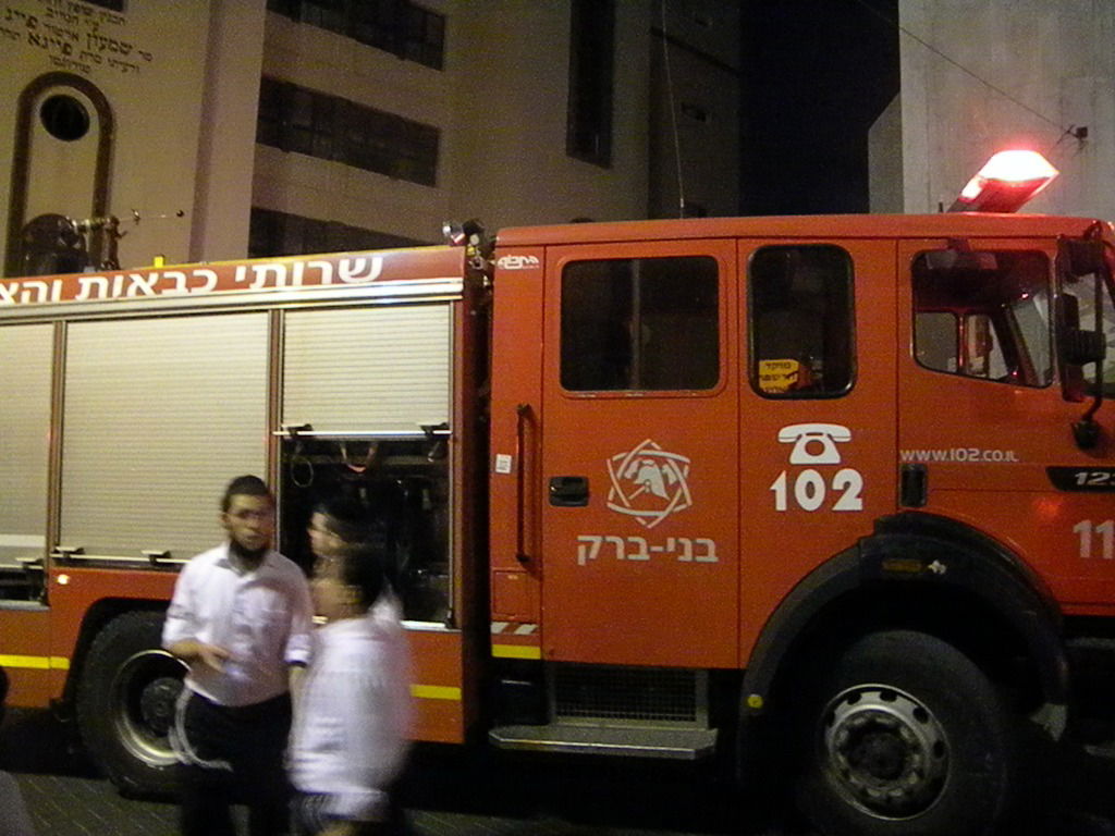 שריפת ענק בויז´ניץ: 11 ספרי-תורה עלו בלהבות