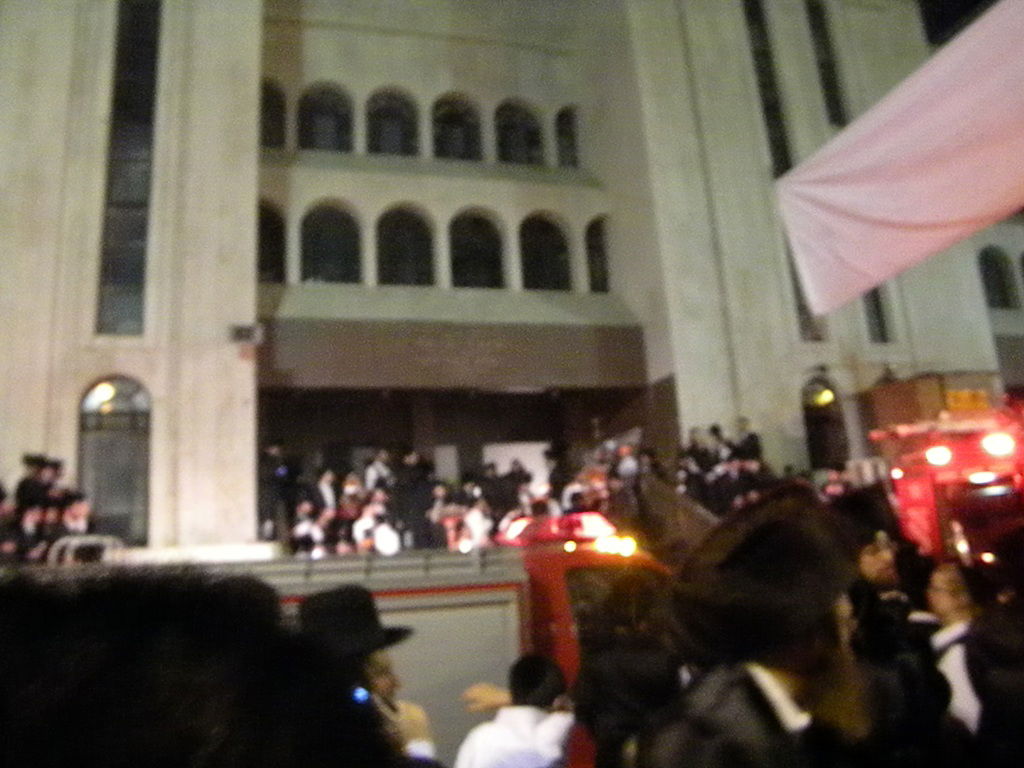 שריפת ענק בויז´ניץ: 11 ספרי-תורה עלו בלהבות