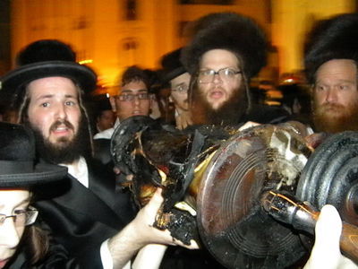 שריפת ענק בויז´ניץ: 11 ספרי-תורה עלו בלהבות