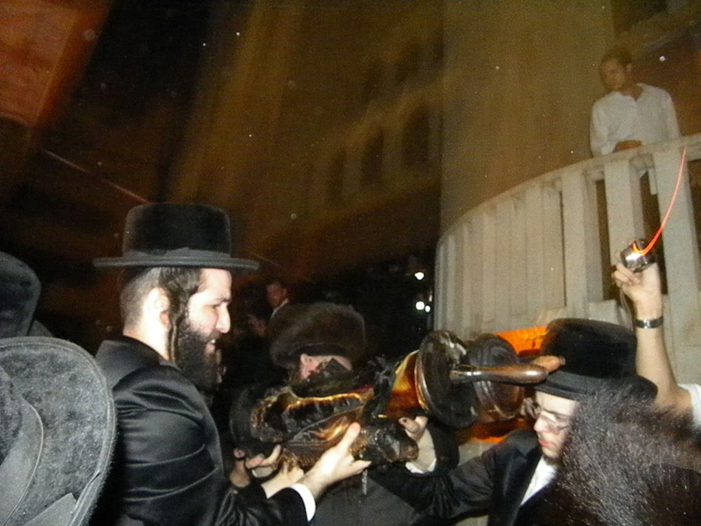 שריפת ענק בויז´ניץ: 11 ספרי-תורה עלו בלהבות