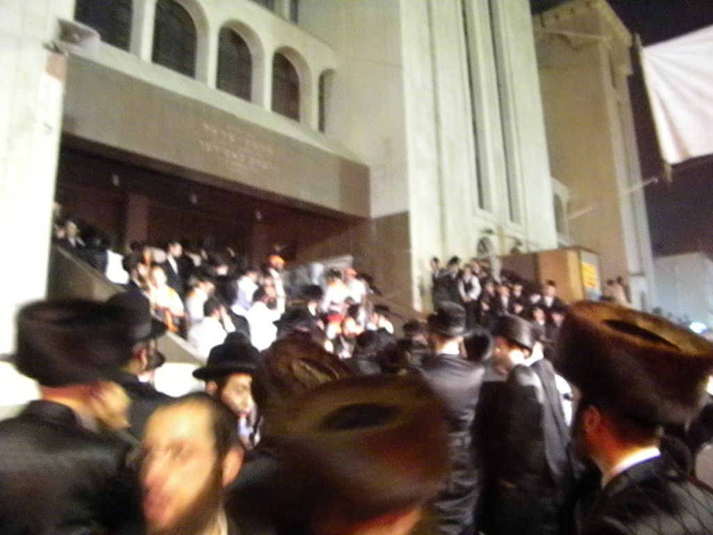 שריפת ענק בויז´ניץ: 11 ספרי-תורה עלו בלהבות