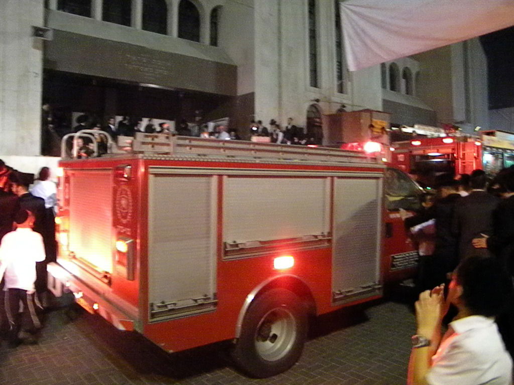 שריפת ענק בויז´ניץ: 11 ספרי-תורה עלו בלהבות