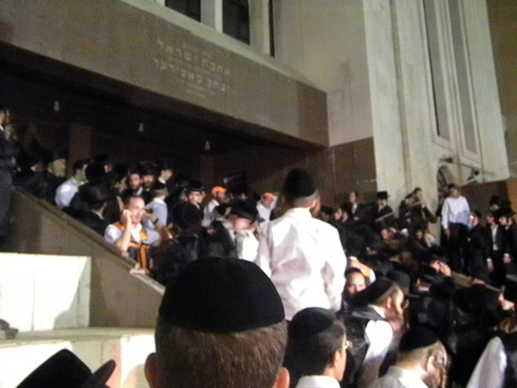 שריפת ענק בויז´ניץ: 11 ספרי-תורה עלו בלהבות