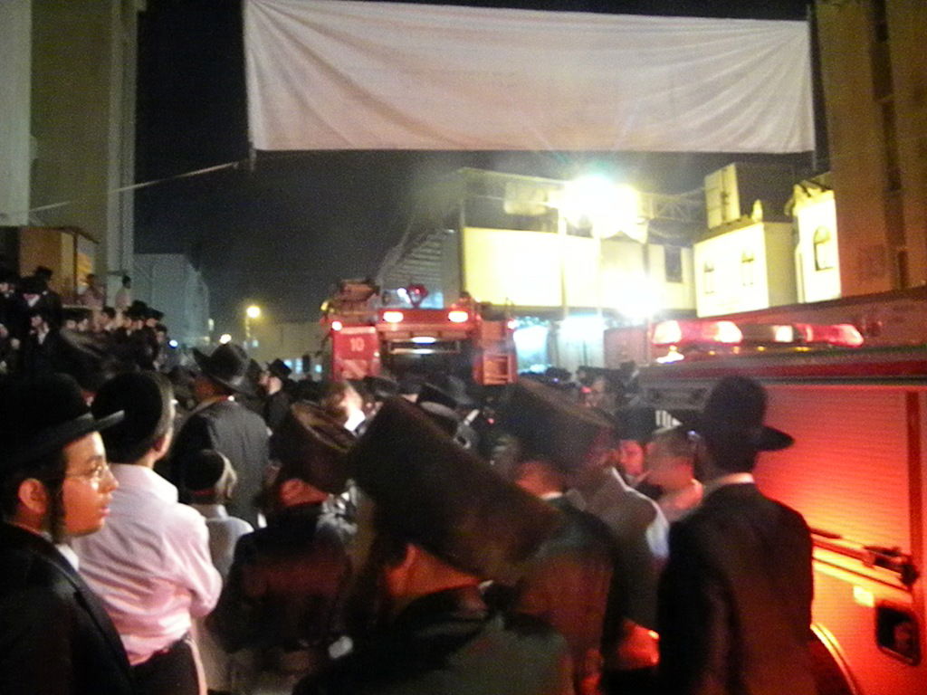 שריפת ענק בויז´ניץ: 11 ספרי-תורה עלו בלהבות