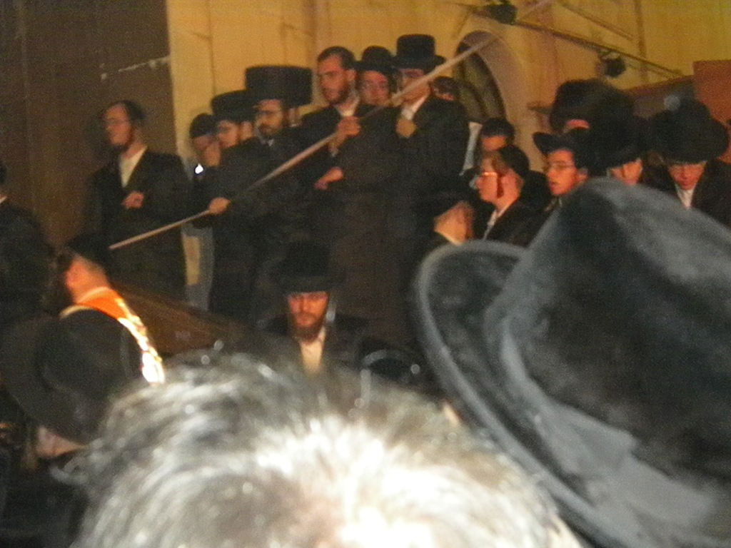 שריפת ענק בויז´ניץ: 11 ספרי-תורה עלו בלהבות