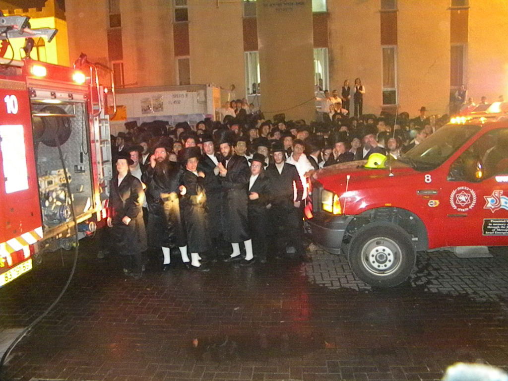 שריפת ענק בויז´ניץ: 11 ספרי-תורה עלו בלהבות