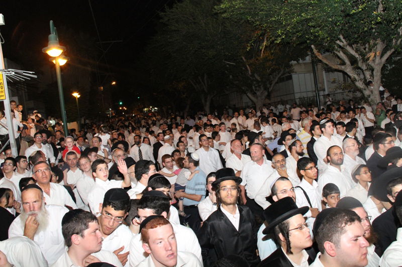 בית השואבה במישקולץ: רבבות ברחוב - וידאו ותיעוד ענק