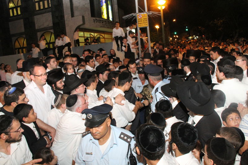 בית השואבה במישקולץ: רבבות ברחוב - וידאו ותיעוד ענק