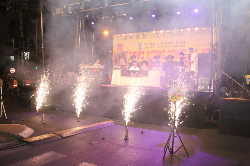 בית השואבה במישקולץ: רבבות ברחוב - וידאו ותיעוד ענק