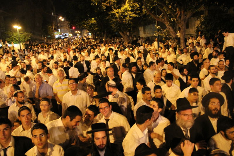 בית השואבה במישקולץ: רבבות ברחוב - וידאו ותיעוד ענק