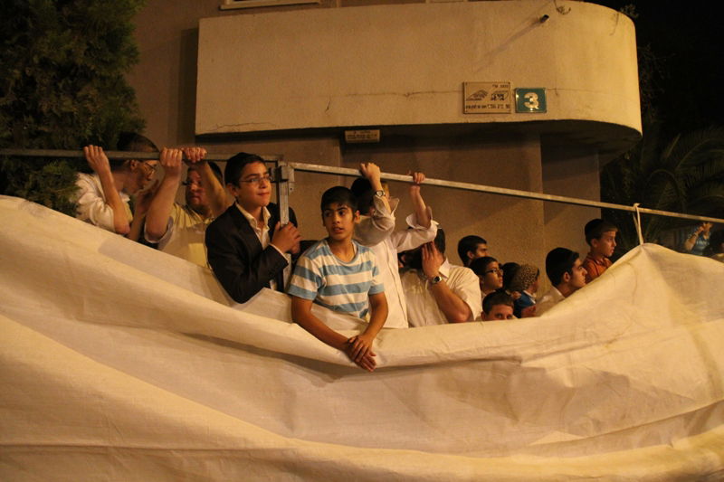 בית השואבה במישקולץ: רבבות ברחוב - וידאו ותיעוד ענק