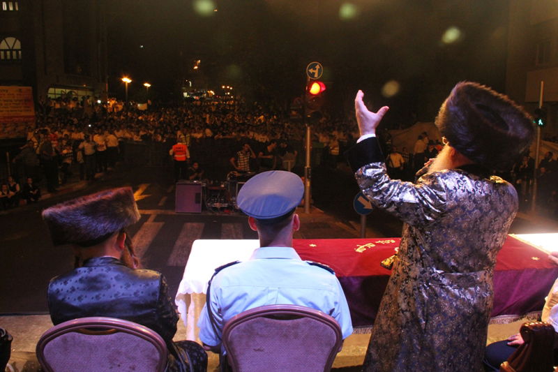 בית השואבה במישקולץ: רבבות ברחוב - וידאו ותיעוד ענק