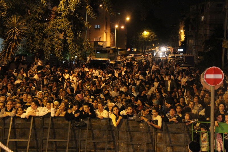 בית השואבה במישקולץ: רבבות ברחוב - וידאו ותיעוד ענק