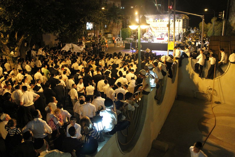 בית השואבה במישקולץ: רבבות ברחוב - וידאו ותיעוד ענק