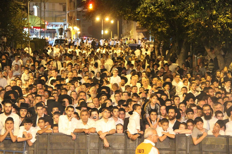 בית השואבה במישקולץ: רבבות ברחוב - וידאו ותיעוד ענק