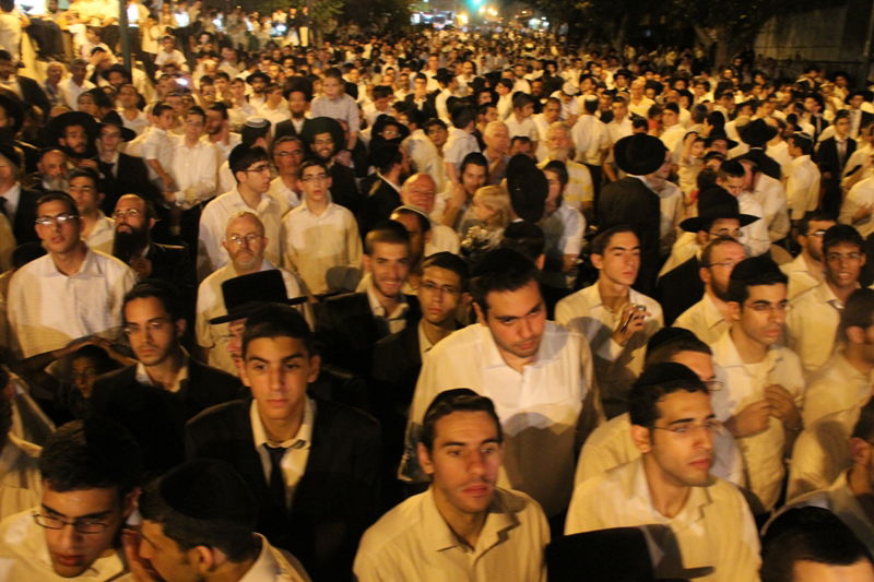 בית השואבה במישקולץ: רבבות ברחוב - וידאו ותיעוד ענק