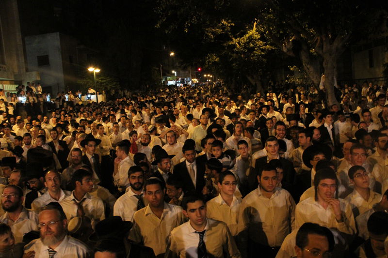 בית השואבה במישקולץ: רבבות ברחוב - וידאו ותיעוד ענק