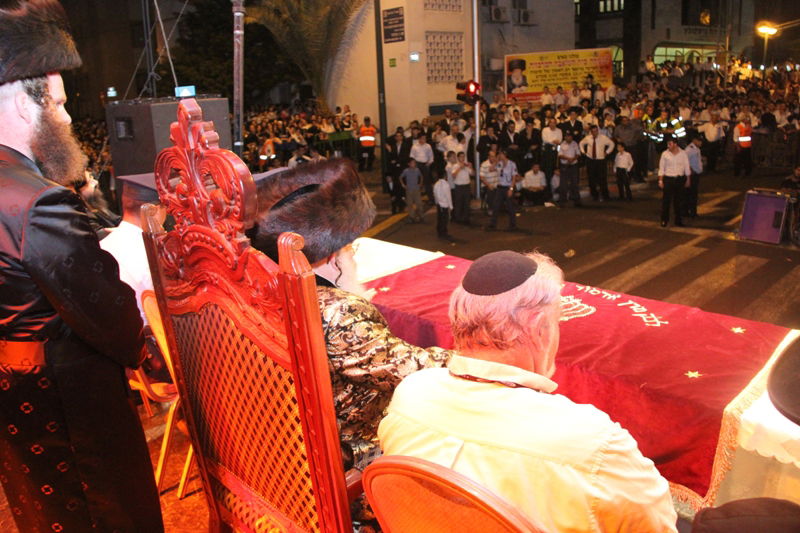 בית השואבה במישקולץ: רבבות ברחוב - וידאו ותיעוד ענק