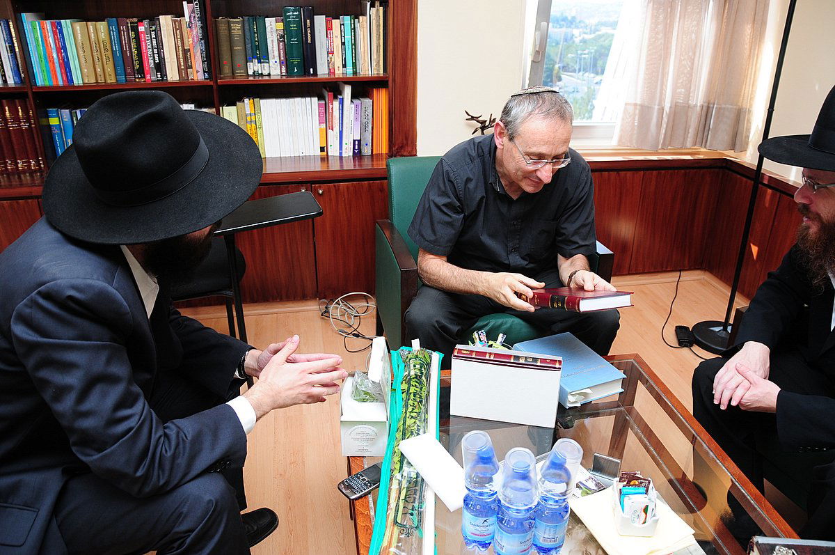 השרה לבנת גילתה למשלחת חב"ד: "מובילה מאבק בהקפאה"