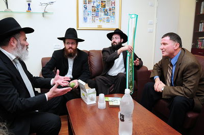 אצל השר יולי אדלשטיין